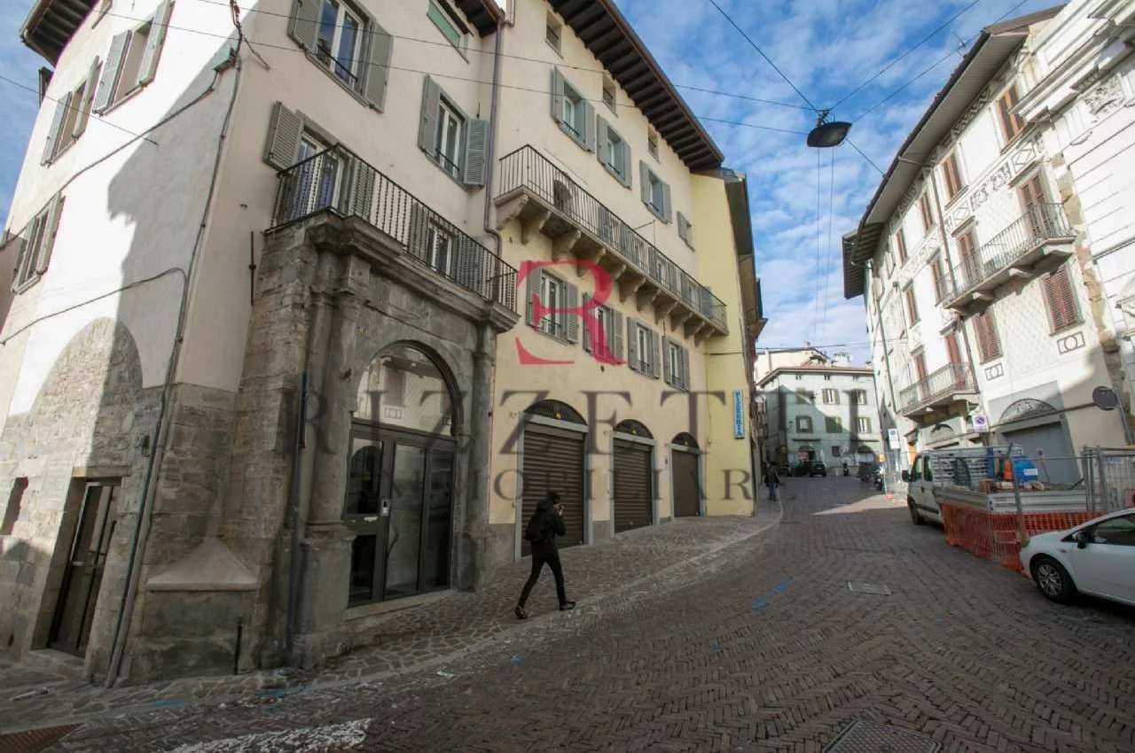 Quadrilocale in Vendita a Bergamo Via Pignolo angolo Via Masone