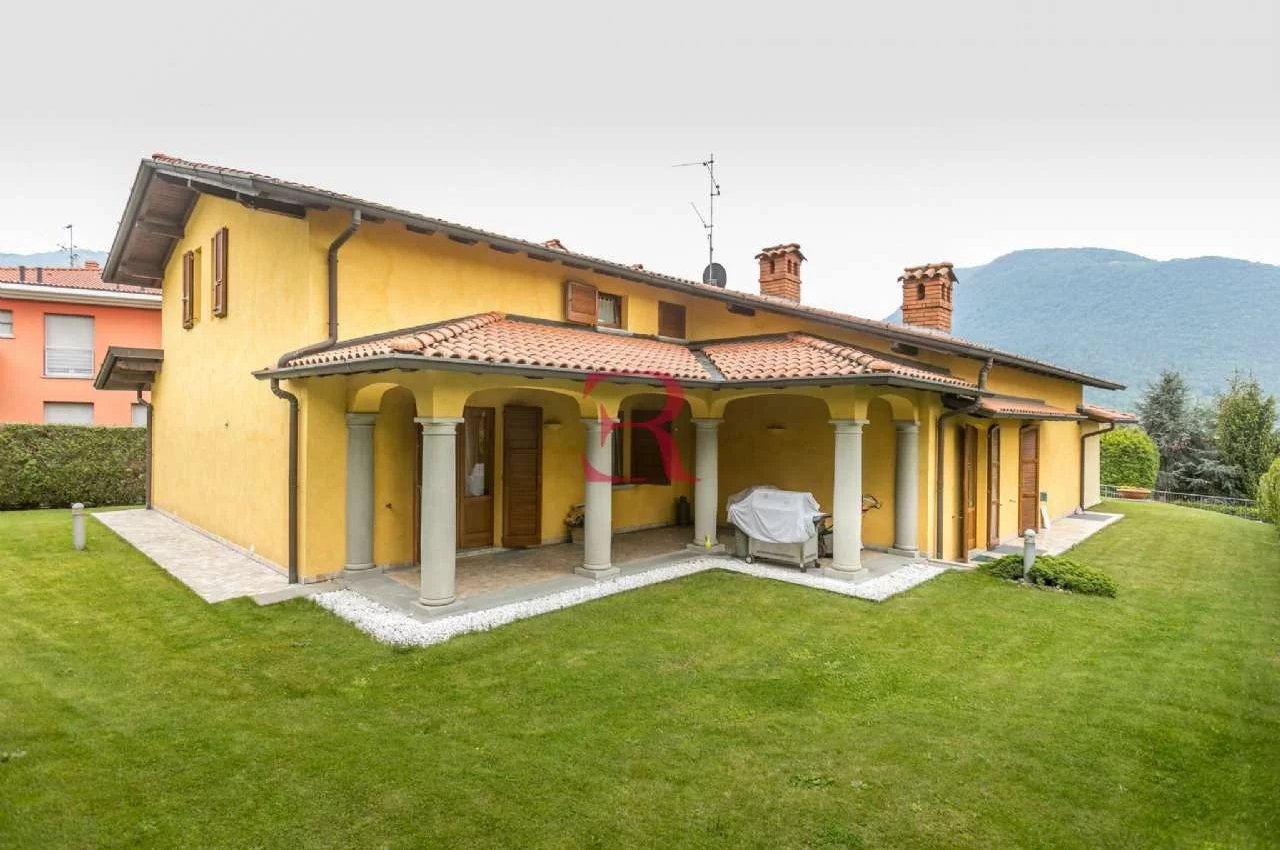 Villa in Vendita a Albino villa singola con ampio giardino