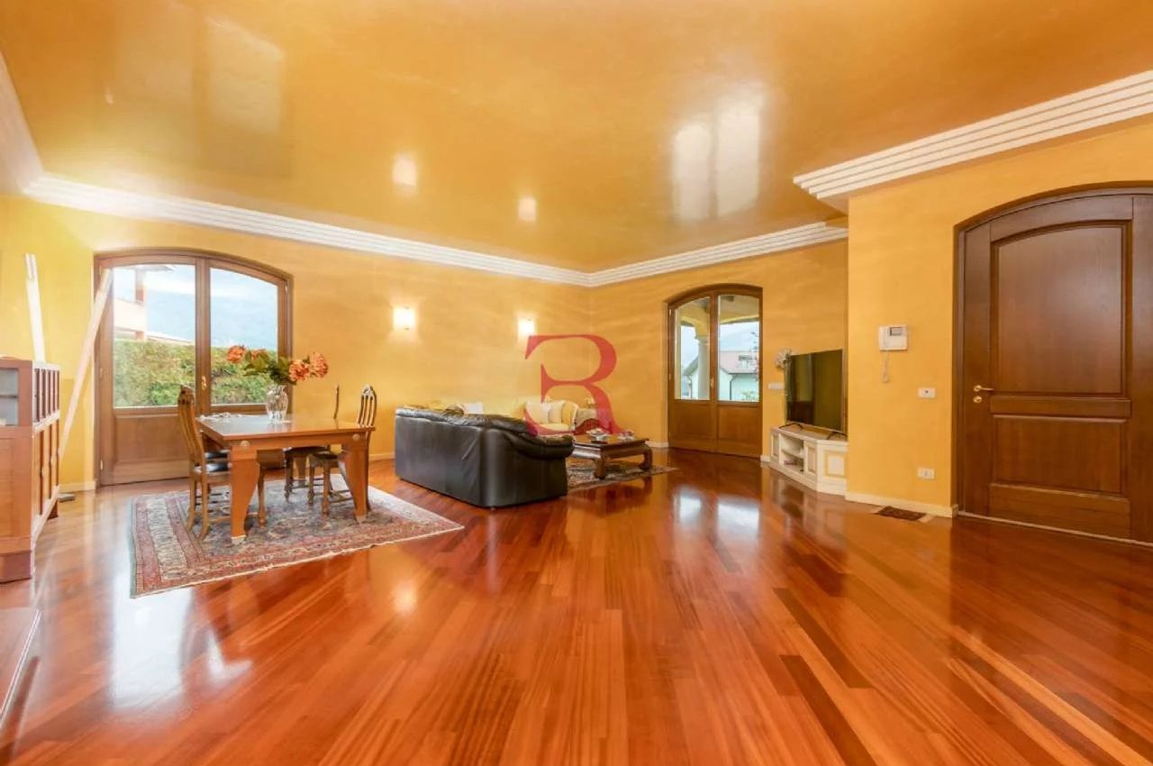 Villa in Vendita a Albino villa singola con ampio giardino