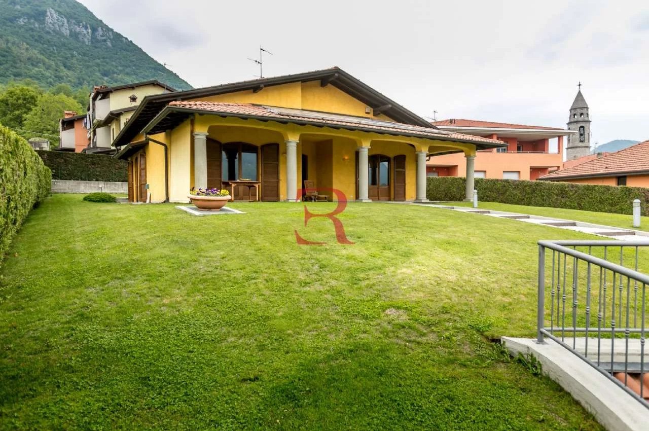 Villa in Vendita a Albino villa singola con ampio giardino