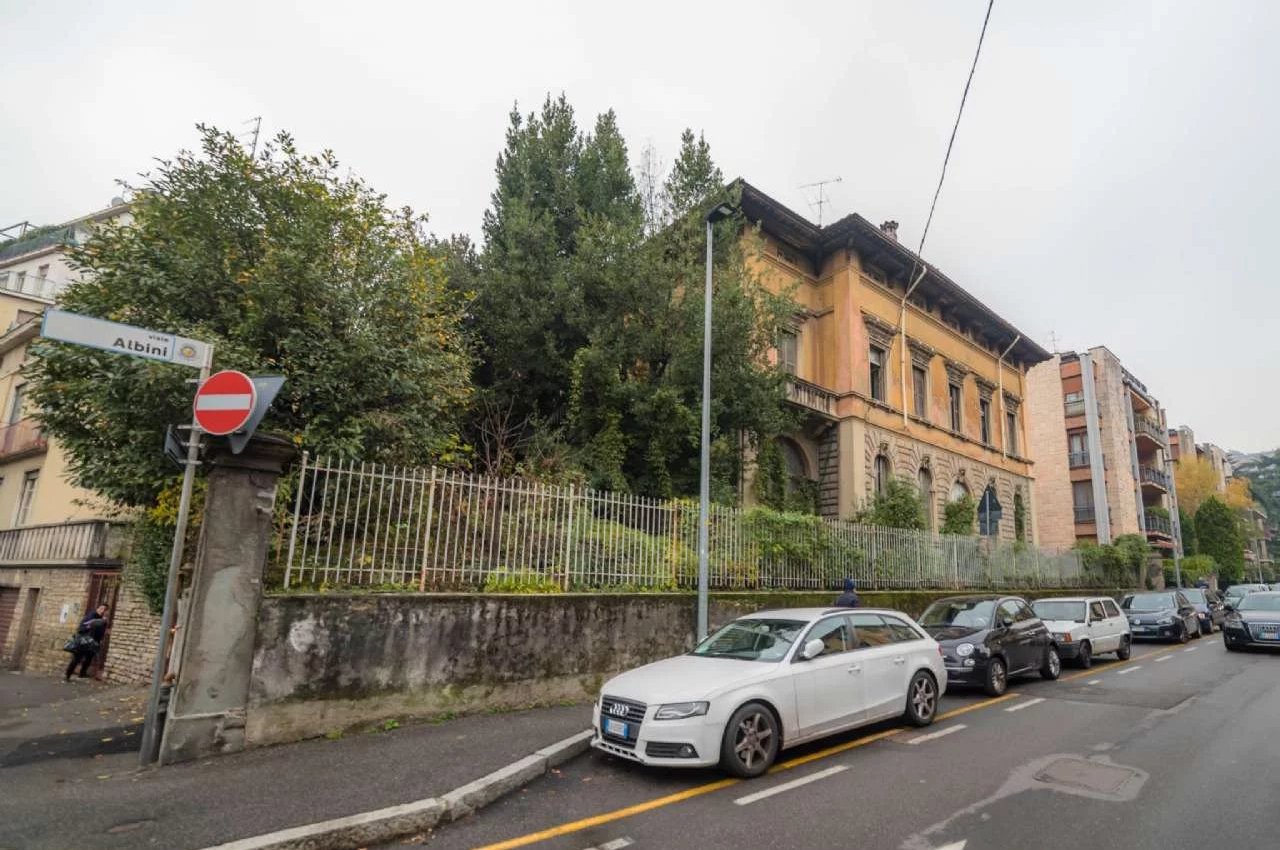 Villa in Vendita a Bergamo Viale Albini