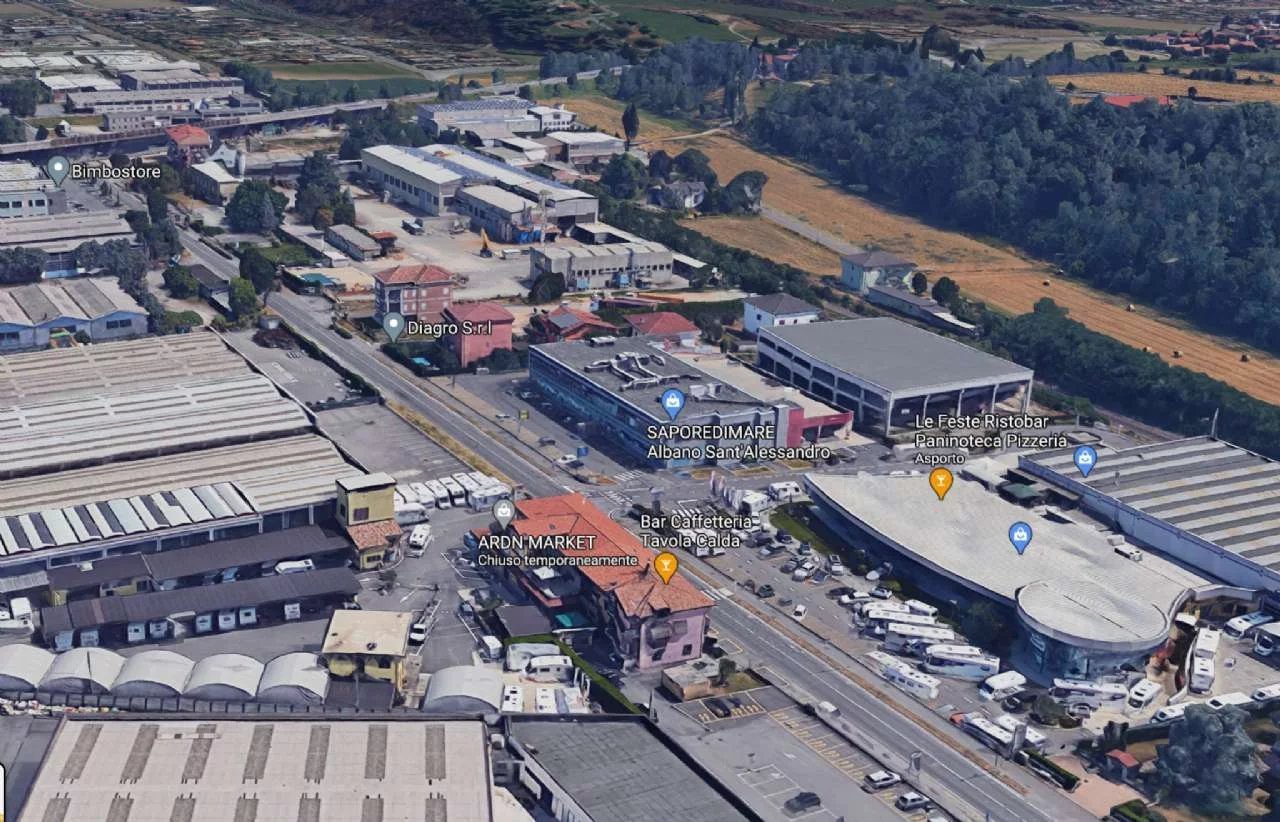 Locale Commerciale in Vendita a Albano Santâ€™Alessandro Via Tonale