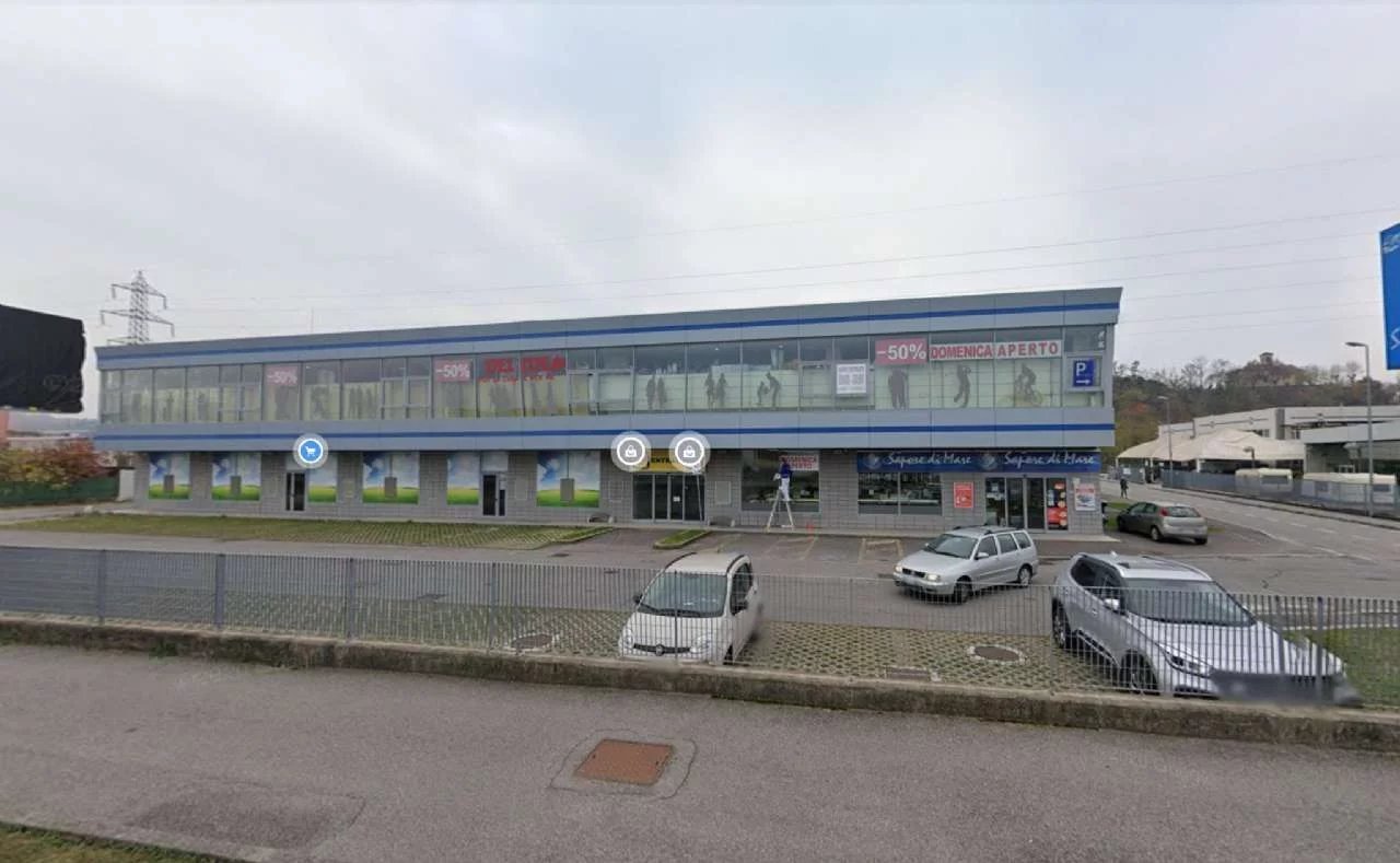 Locale Commerciale in Vendita a Albano Santâ€™Alessandro Via Tonale
