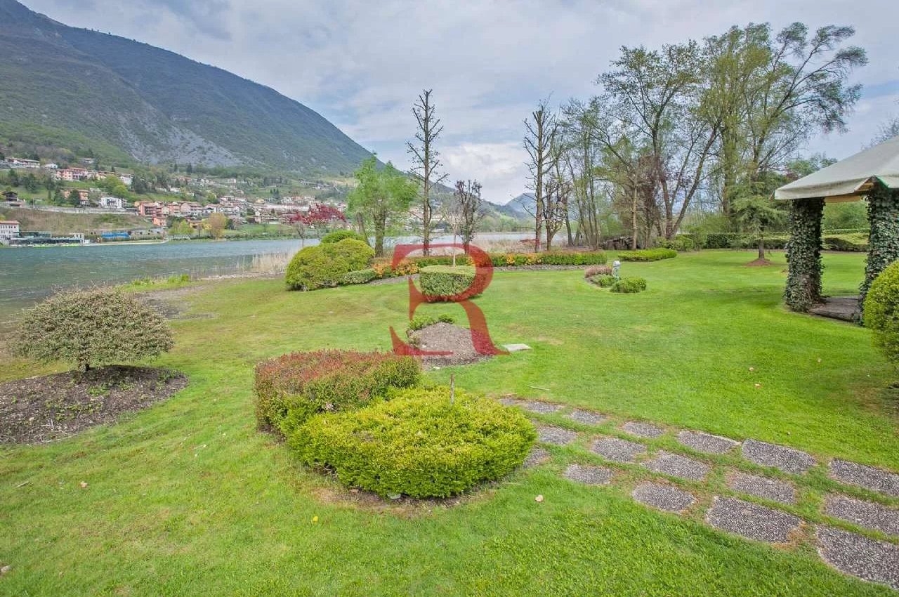 Villa in Vendita a Endine Gaiano Splendida posizione direttamente sul lago
