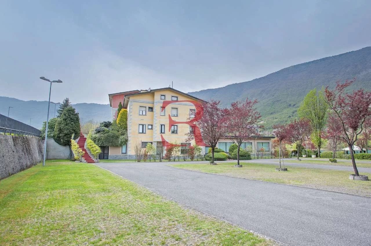 Villa in Vendita a Endine Gaiano Splendida posizione direttamente sul lago
