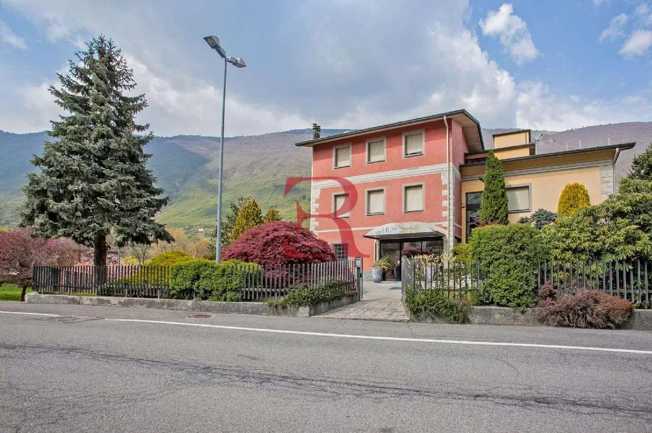 Villa in Vendita a Endine Gaiano Splendida posizione direttamente sul lago