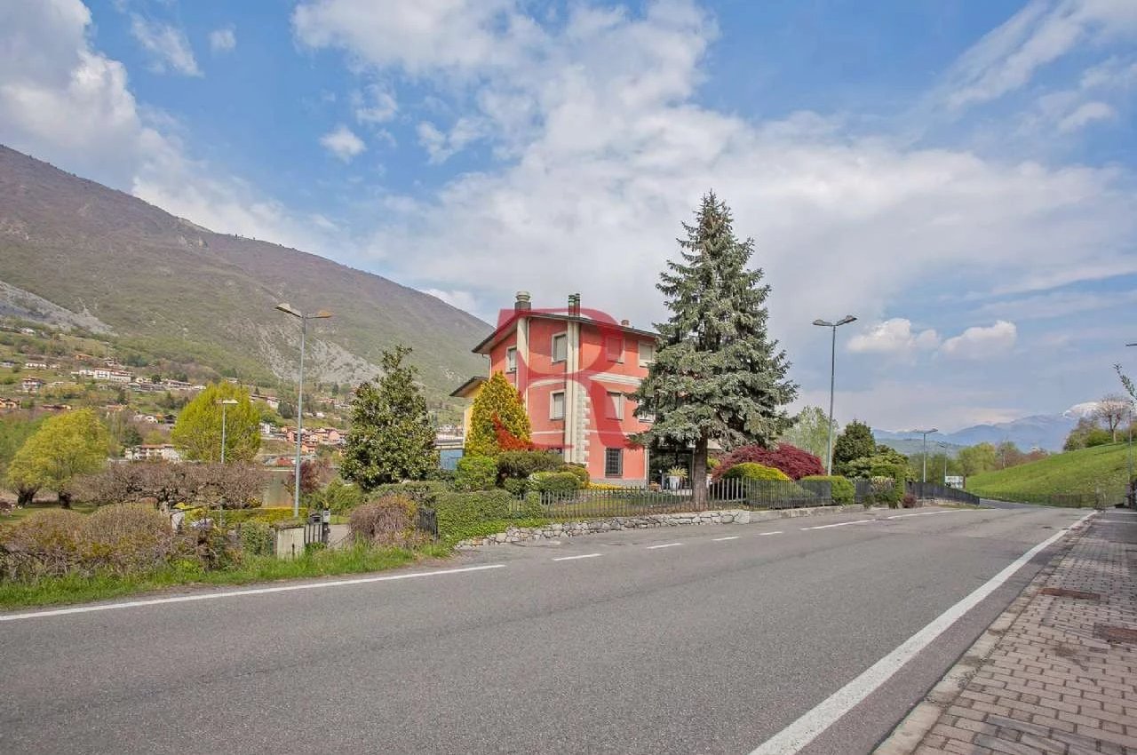 Villa in Vendita a Endine Gaiano Splendida posizione direttamente sul lago