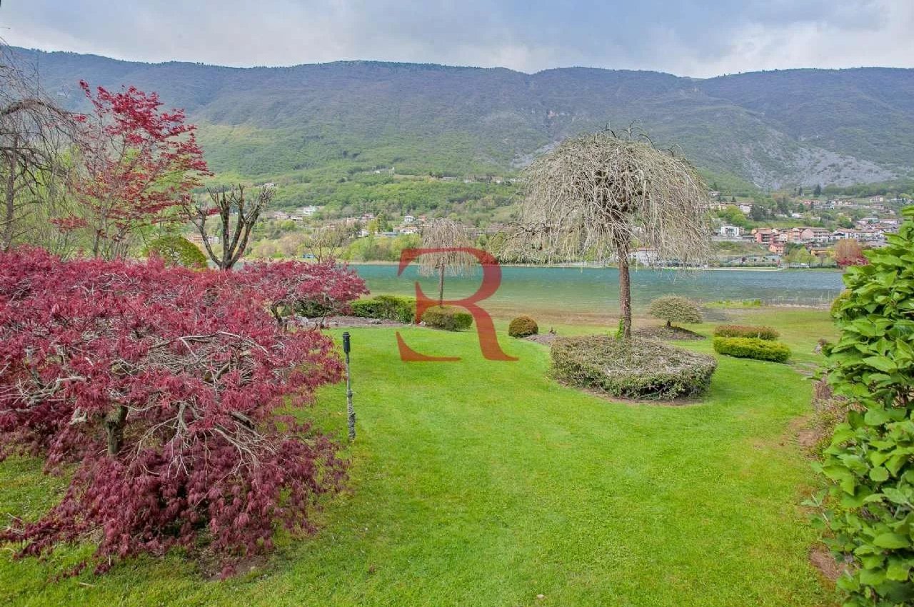 Villa in Vendita a Endine Gaiano Splendida posizione direttamente sul lago