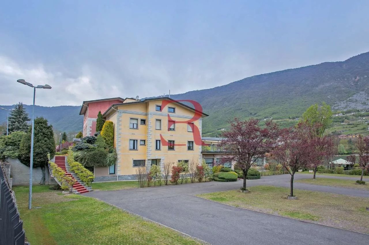 Villa in Vendita a Endine Gaiano Splendida posizione direttamente sul lago