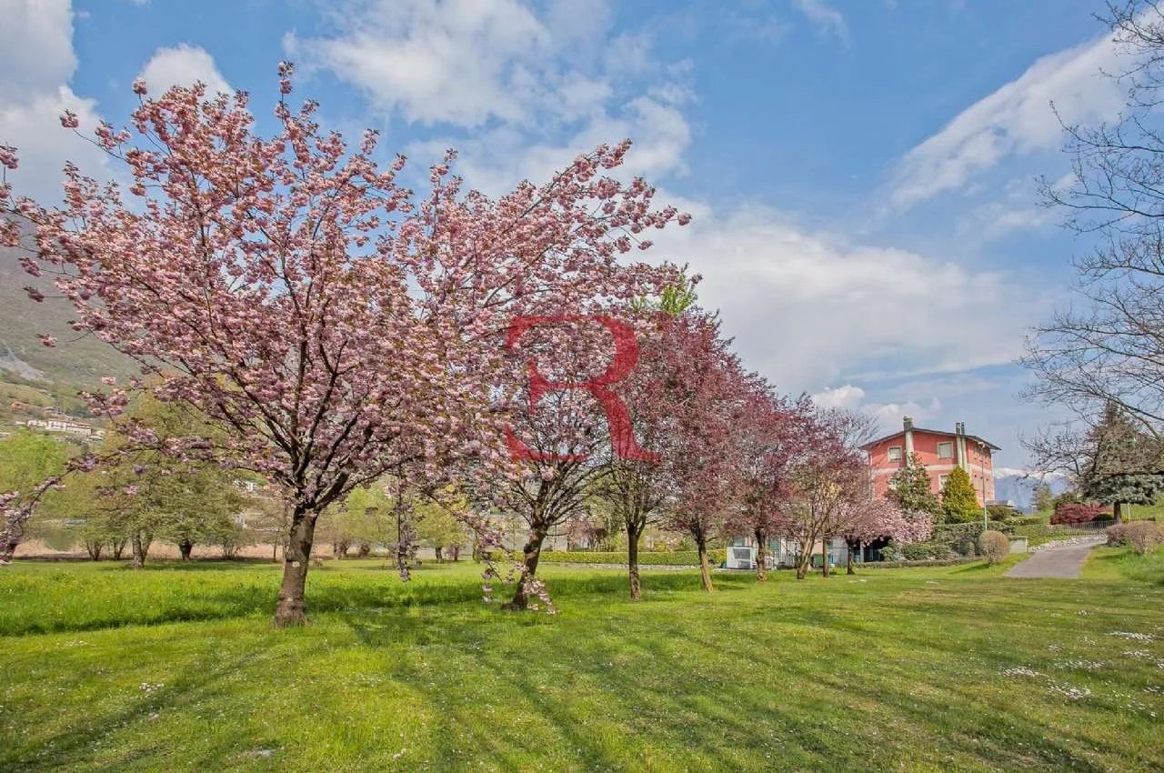 Villa in Vendita a Endine Gaiano Splendida posizione direttamente sul lago