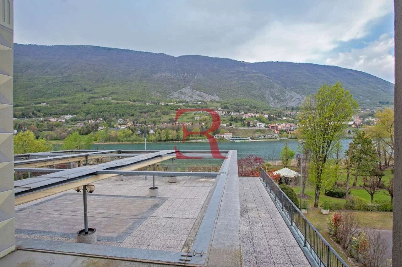 Villa in Vendita a Endine Gaiano Splendida posizione direttamente sul lago