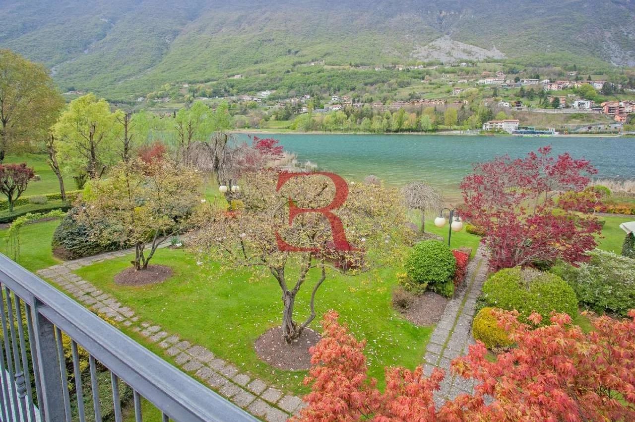 Villa in Vendita a Endine Gaiano Splendida posizione direttamente sul lago