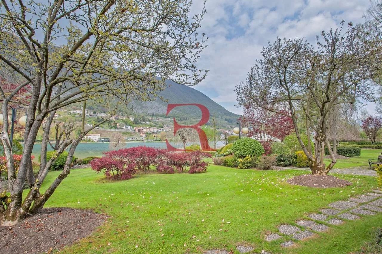 Villa in Vendita a Endine Gaiano Splendida posizione direttamente sul lago