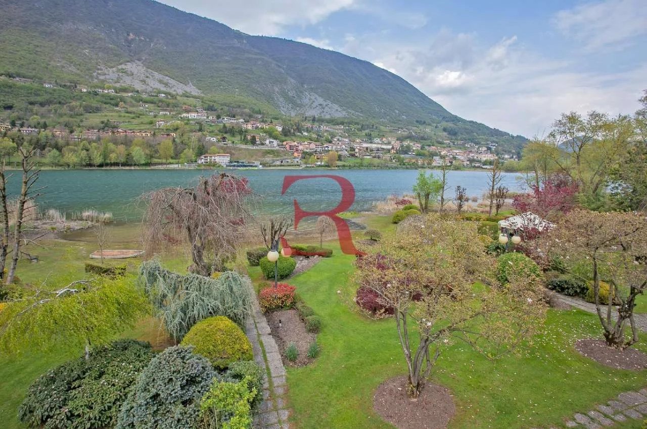 Villa in Vendita a Endine Gaiano Splendida posizione direttamente sul lago