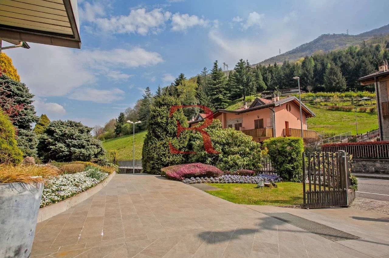 Villa in Vendita a Endine Gaiano Splendida posizione direttamente sul lago