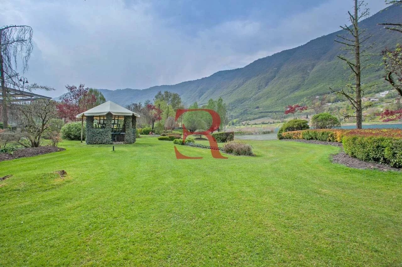 Villa in Vendita a Endine Gaiano Splendida posizione direttamente sul lago