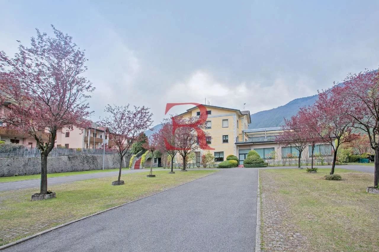 Multilocale in Vendita a Endine Gaiano Splendida posizione direttamente sul lago