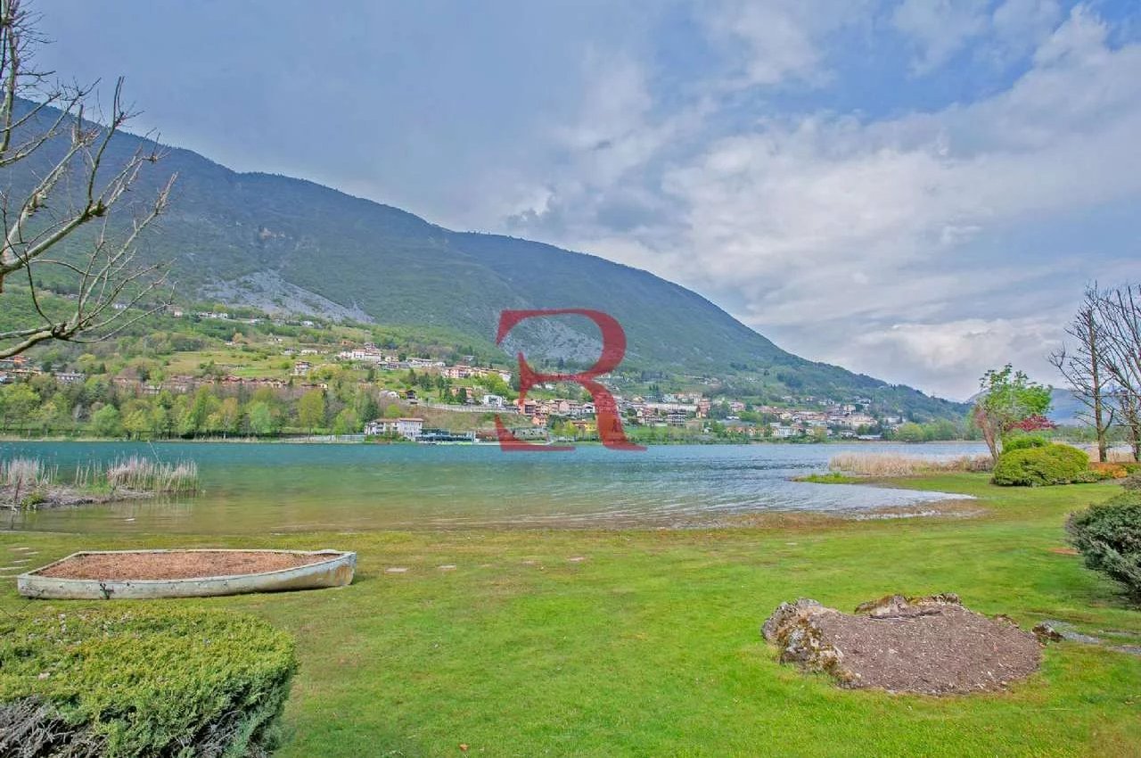 Multilocale in Vendita a Endine Gaiano Splendida posizione direttamente sul lago