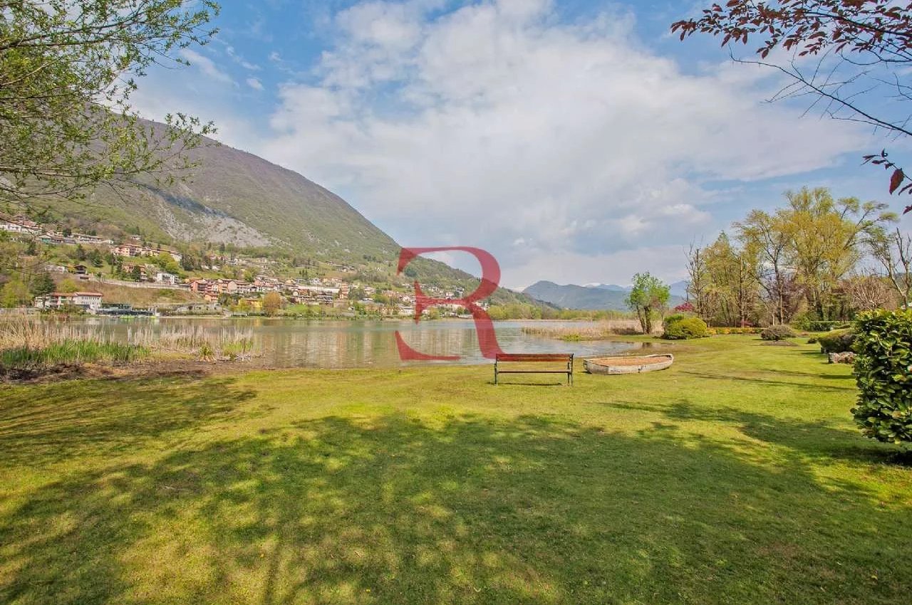 Multilocale in Vendita a Endine Gaiano Splendida posizione direttamente sul lago