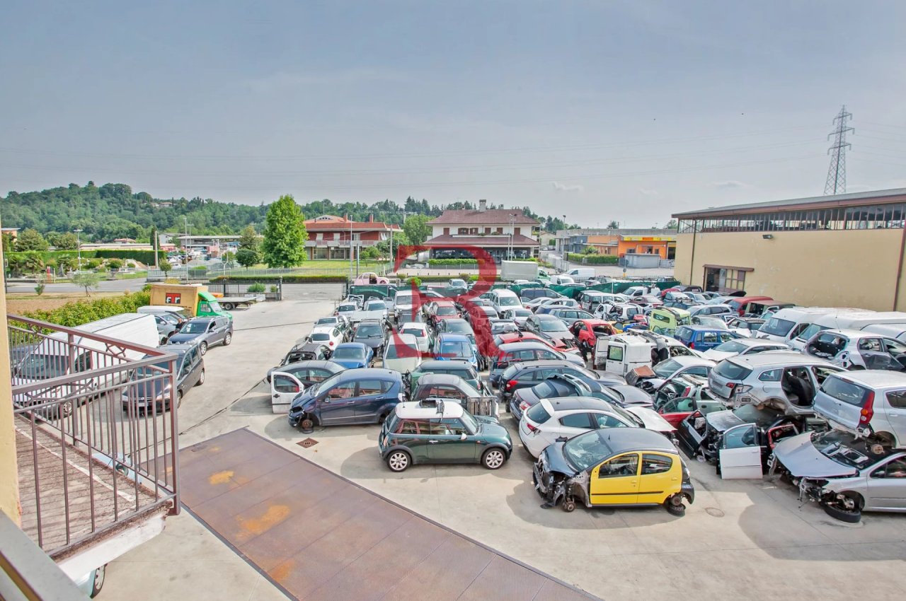 Capannone in Vendita a Albano Santâ€™Alessandro Compendio Immobiliare