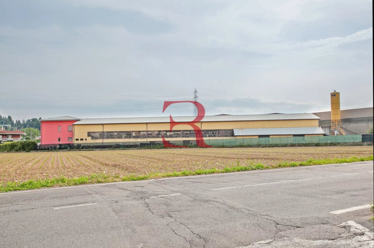 Capannone in Vendita a Albano Santâ€™Alessandro Compendio Immobiliare