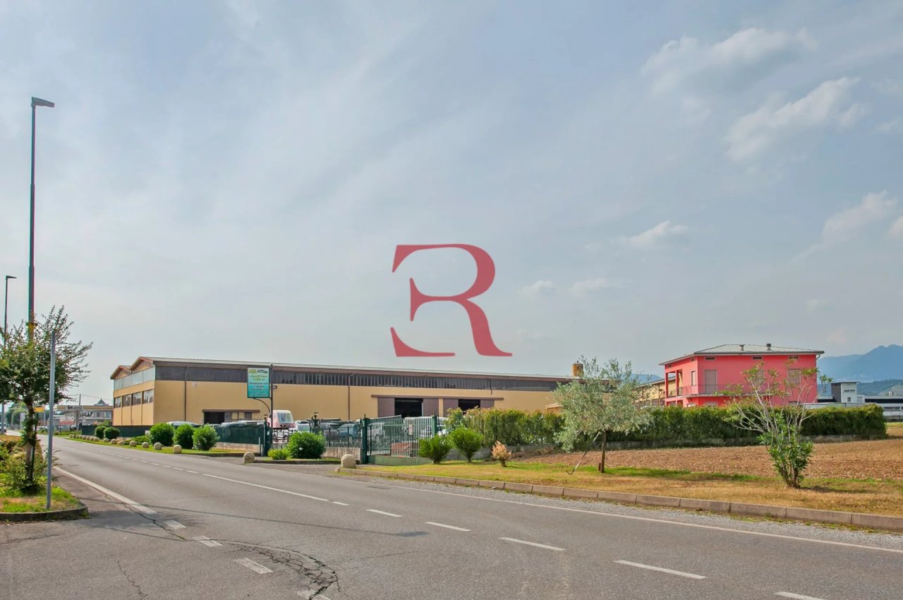 Capannone in Vendita a Albano Santâ€™Alessandro Compendio Immobiliare