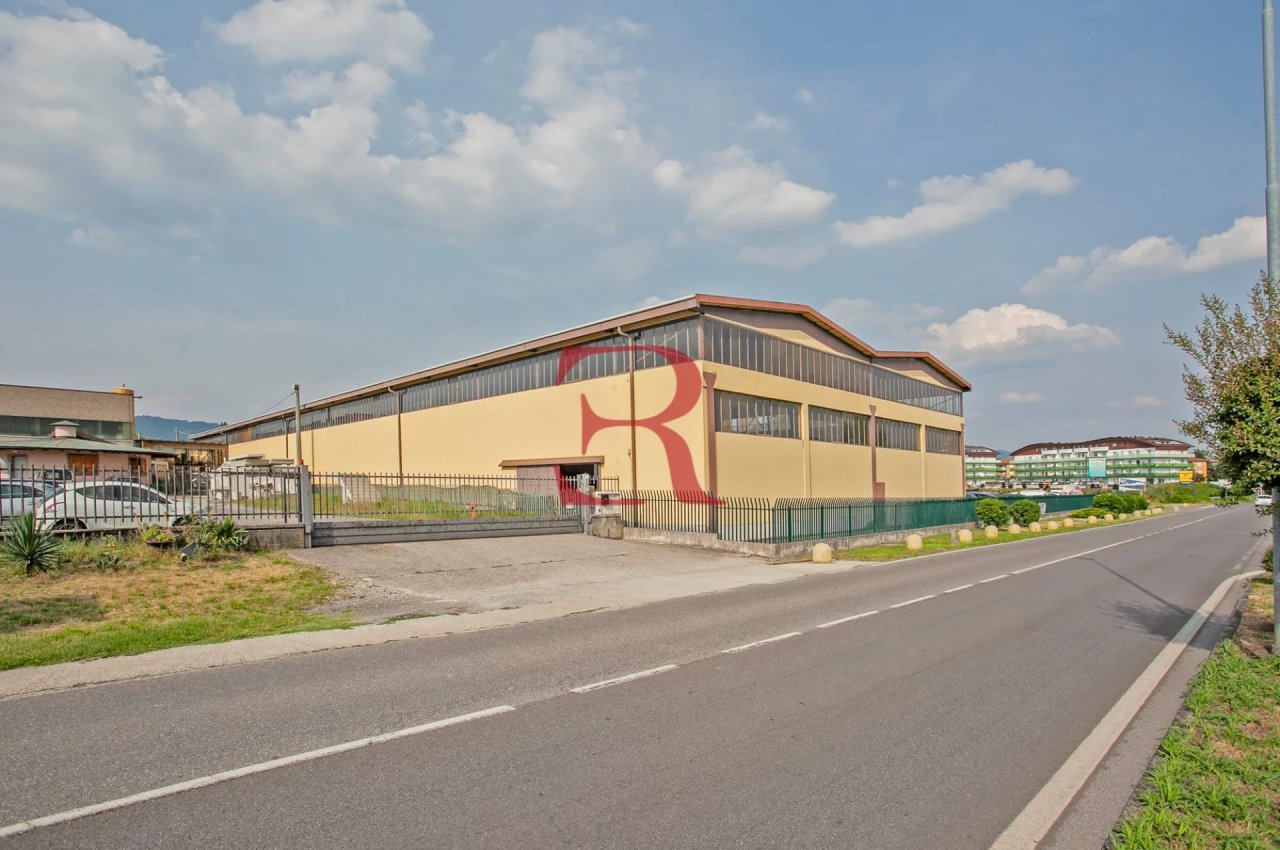 Capannone in Vendita a Albano Santâ€™Alessandro Compendio Immobiliare