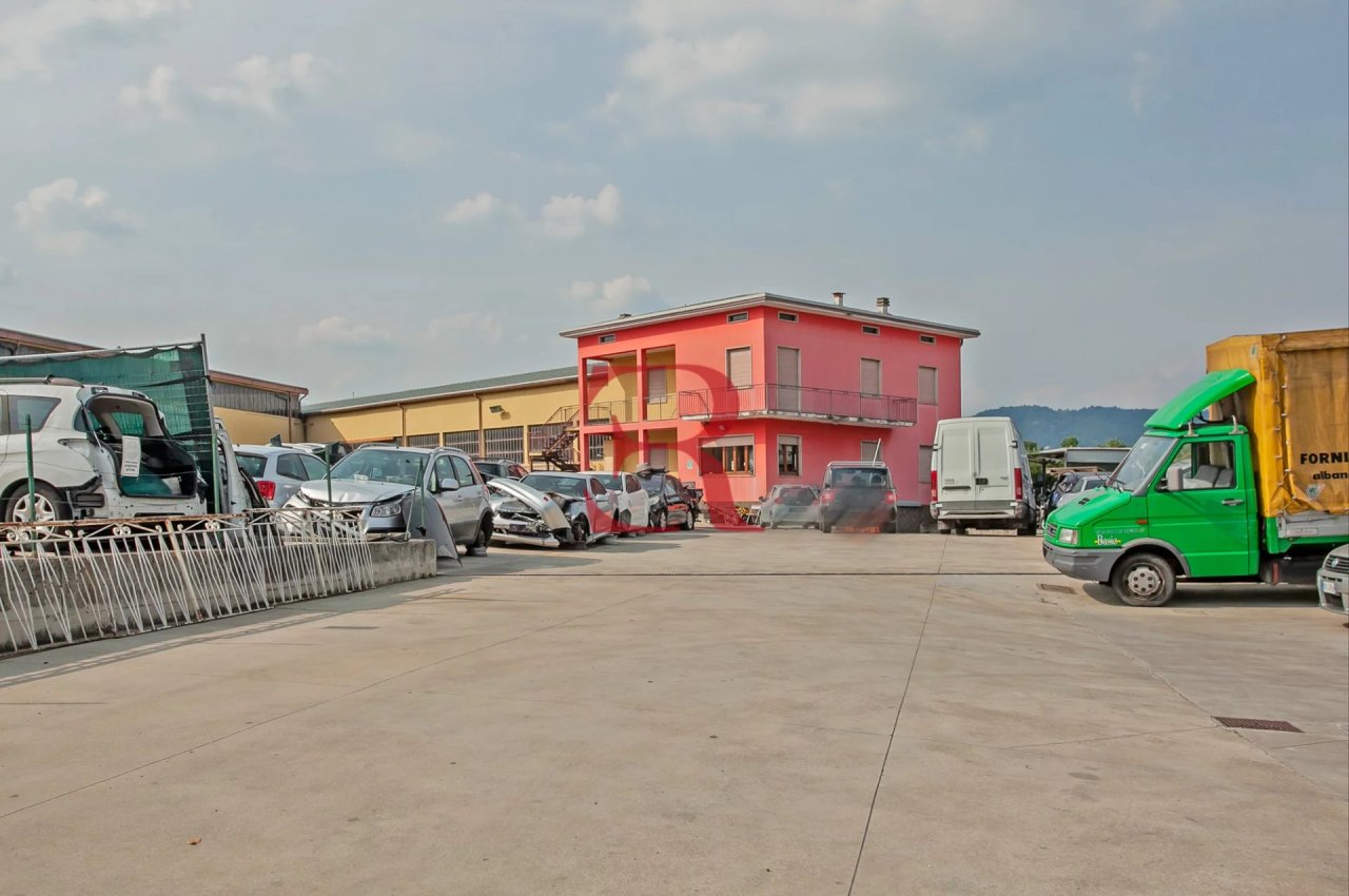 Capannone in Vendita a Albano Santâ€™Alessandro Compendio Immobiliare