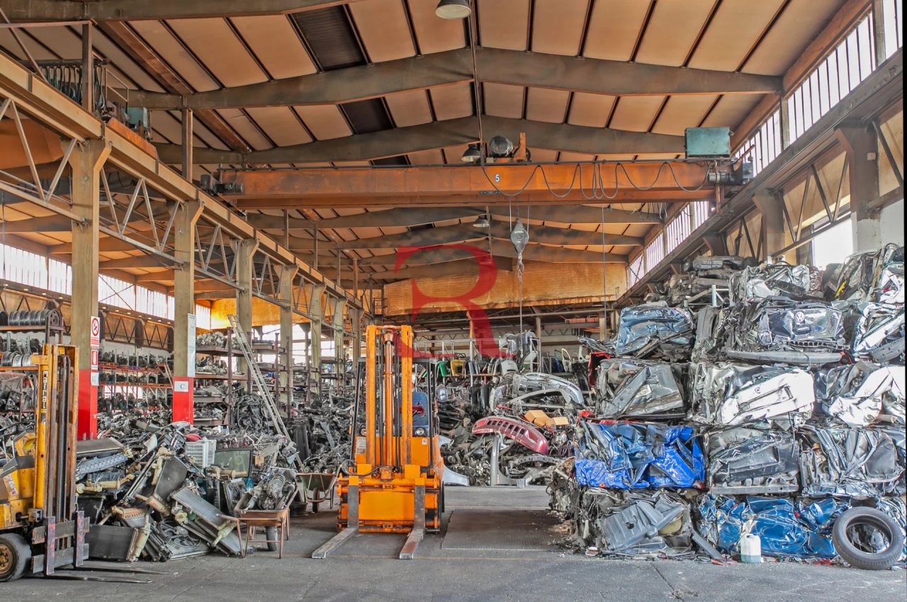 Capannone in Vendita a Albano Santâ€™Alessandro Compendio Immobiliare