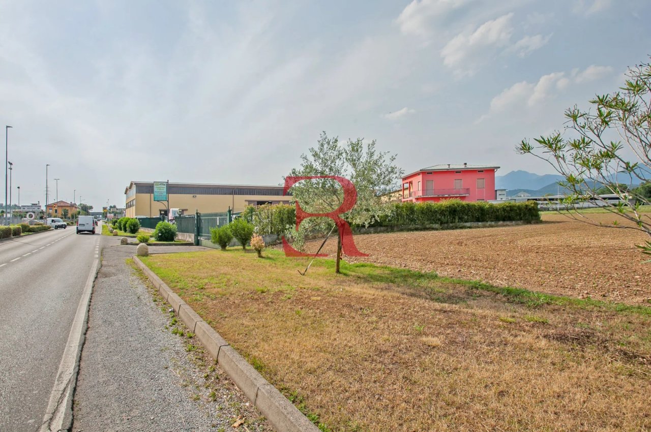 Capannone in Vendita a Albano Santâ€™Alessandro Compendio Immobiliare