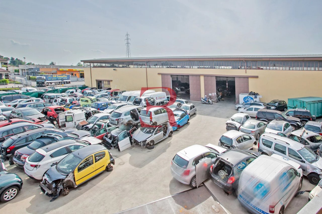 Capannone in Vendita a Albano Santâ€™Alessandro Compendio Immobiliare