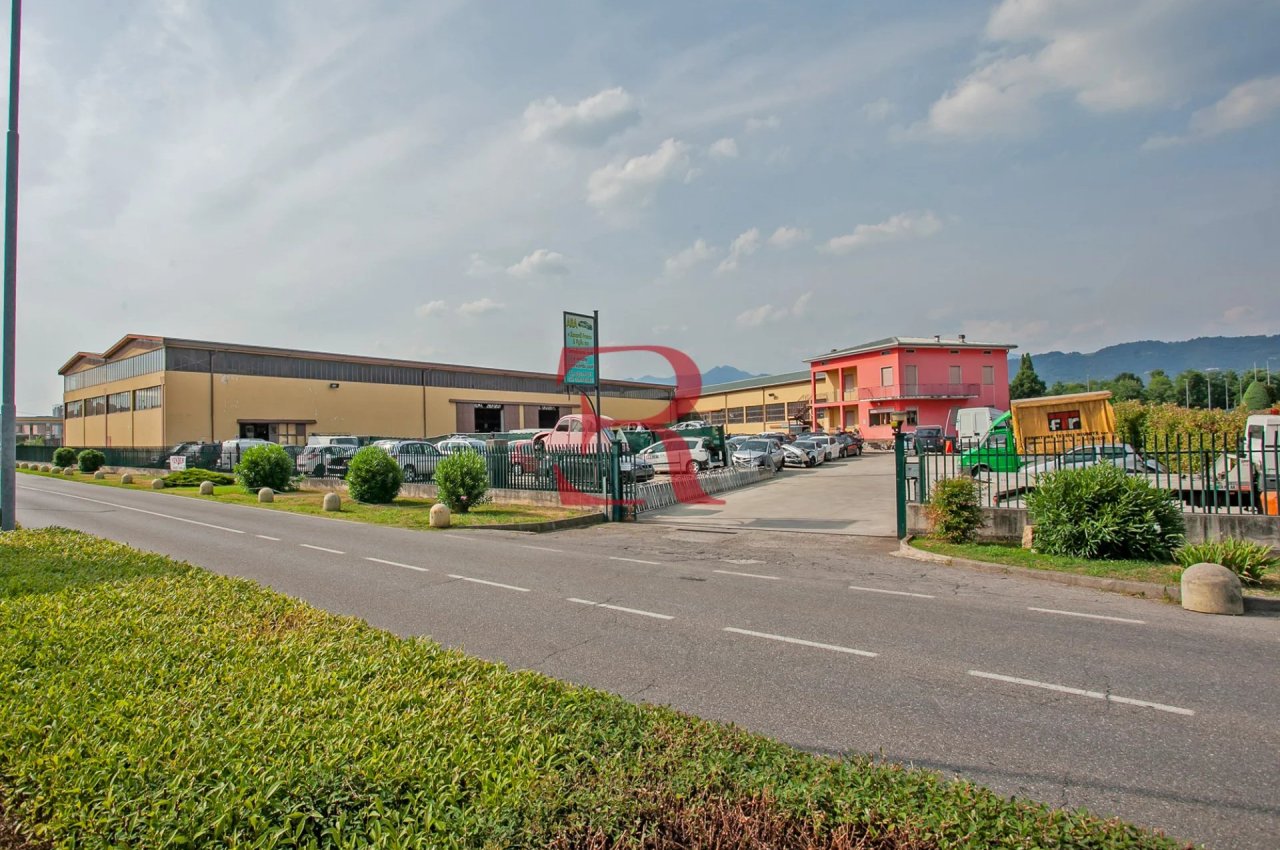 Capannone in Vendita a Albano Santâ€™Alessandro Compendio Immobiliare