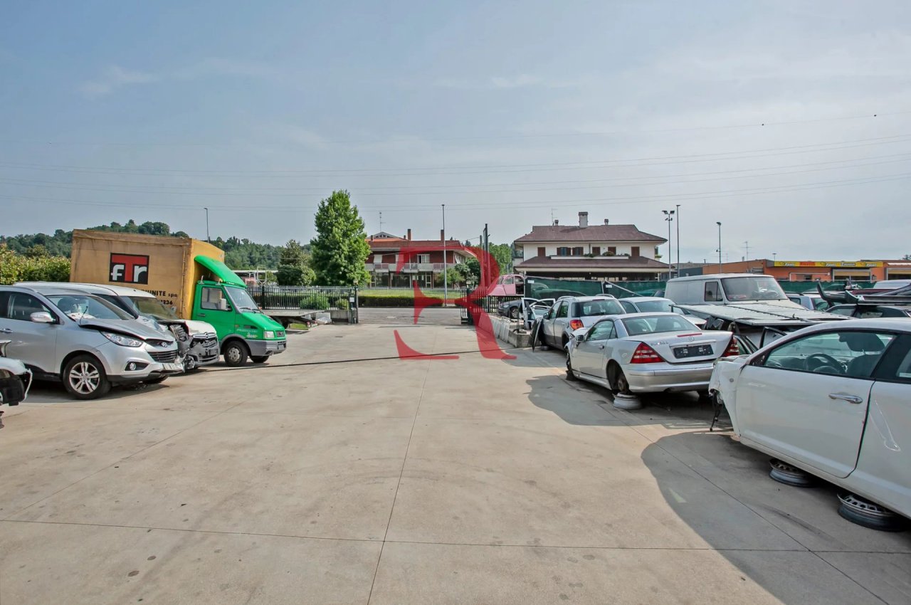 Capannone in Vendita a Albano Santâ€™Alessandro Compendio Immobiliare