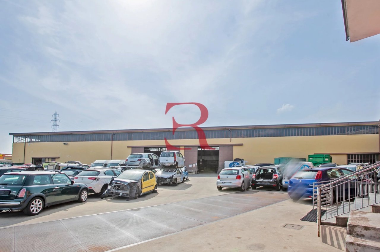 Capannone in Vendita a Albano Santâ€™Alessandro Compendio Immobiliare