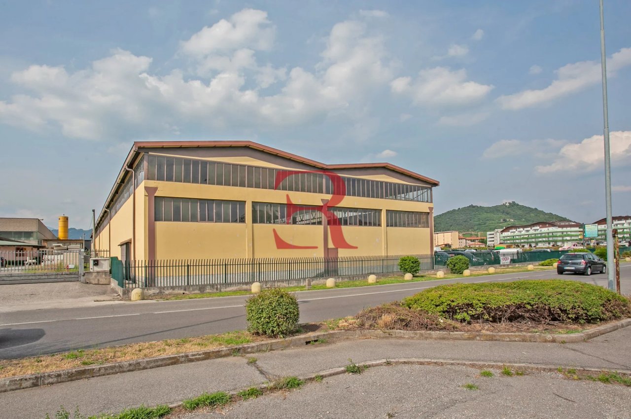 Capannone in Vendita a Albano Santâ€™Alessandro Compendio Immobiliare