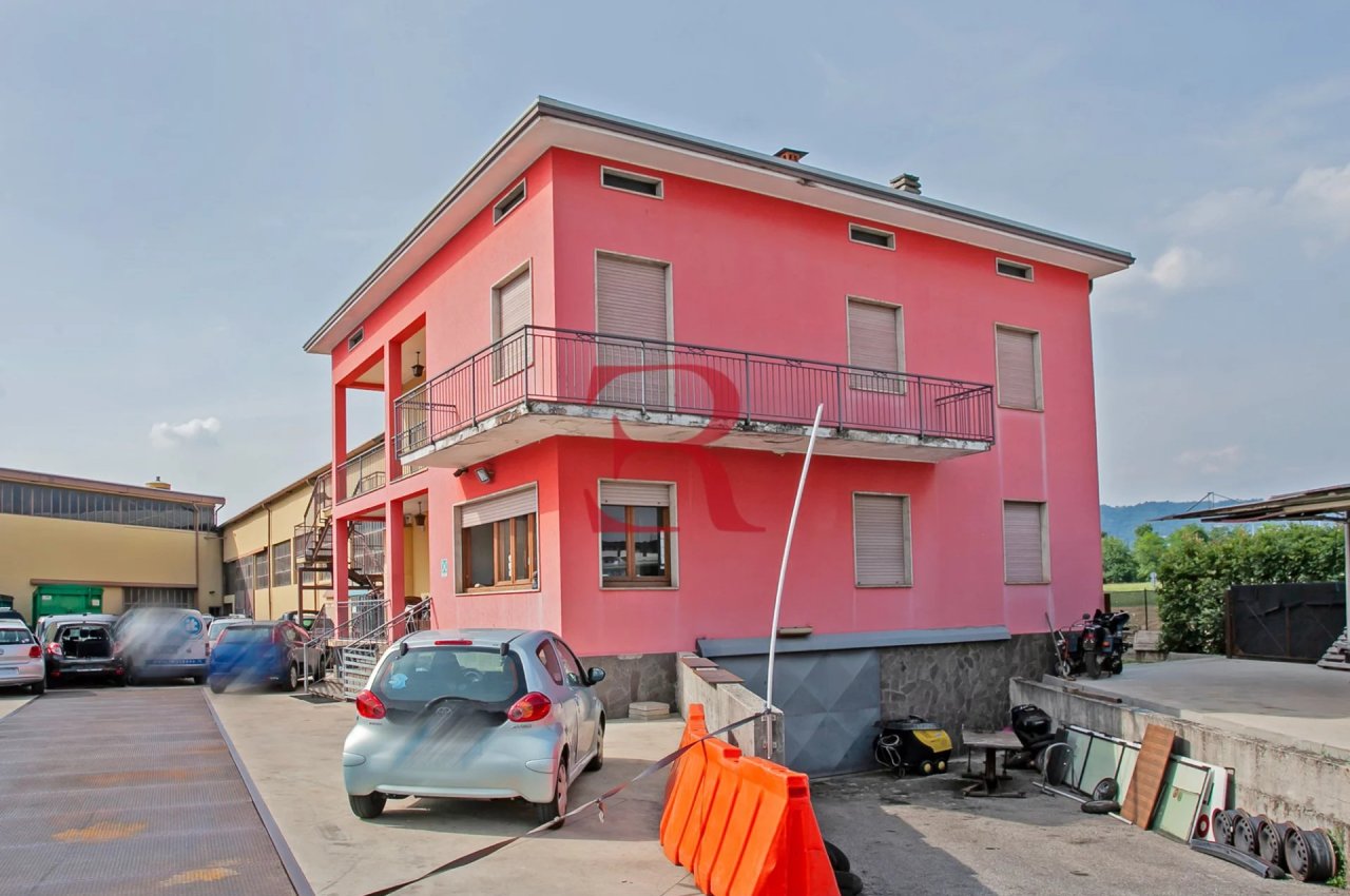 Capannone in Vendita a Albano Santâ€™Alessandro Compendio Immobiliare