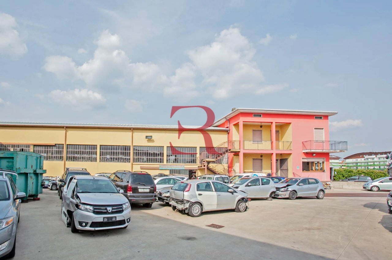 Capannone in Vendita a Albano Santâ€™Alessandro Compendio Immobiliare