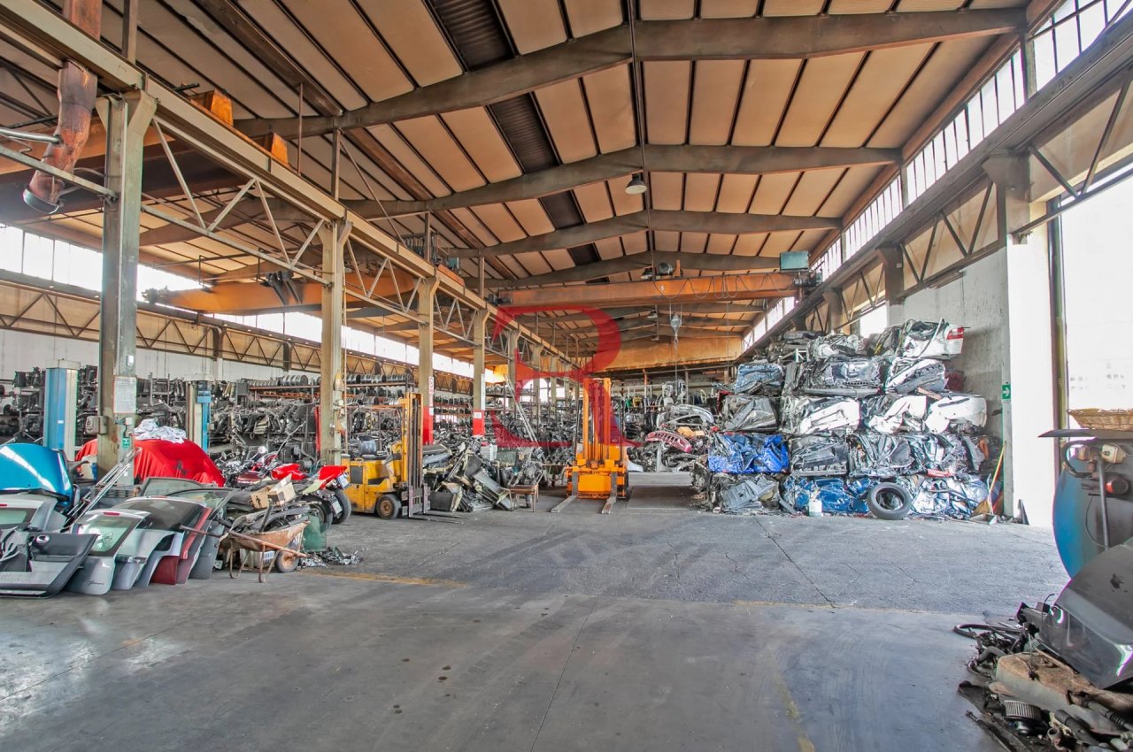 Capannone in Vendita a Albano Santâ€™Alessandro Compendio Immobiliare