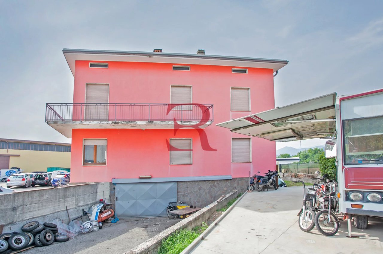 Capannone in Vendita a Albano Santâ€™Alessandro Compendio Immobiliare