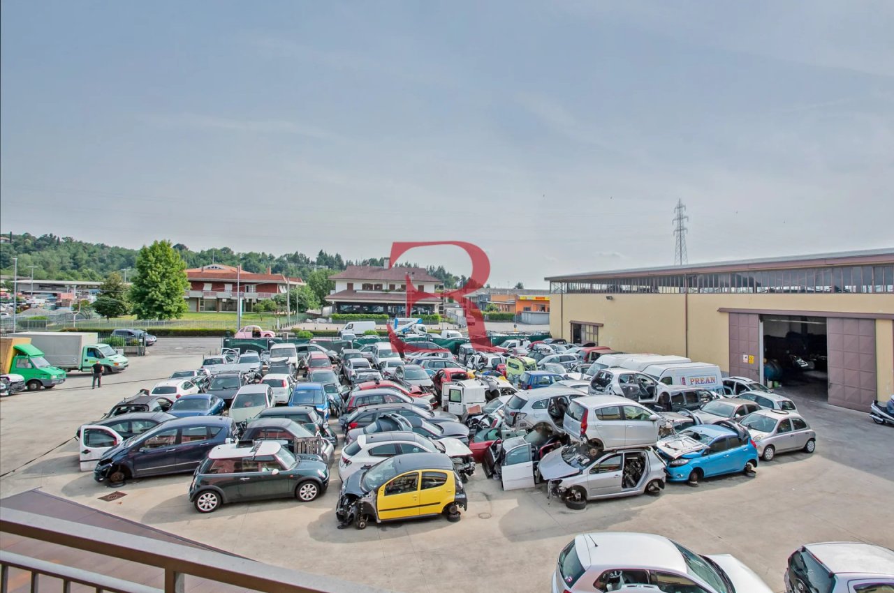 Capannone in Vendita a Albano Santâ€™Alessandro Compendio Immobiliare