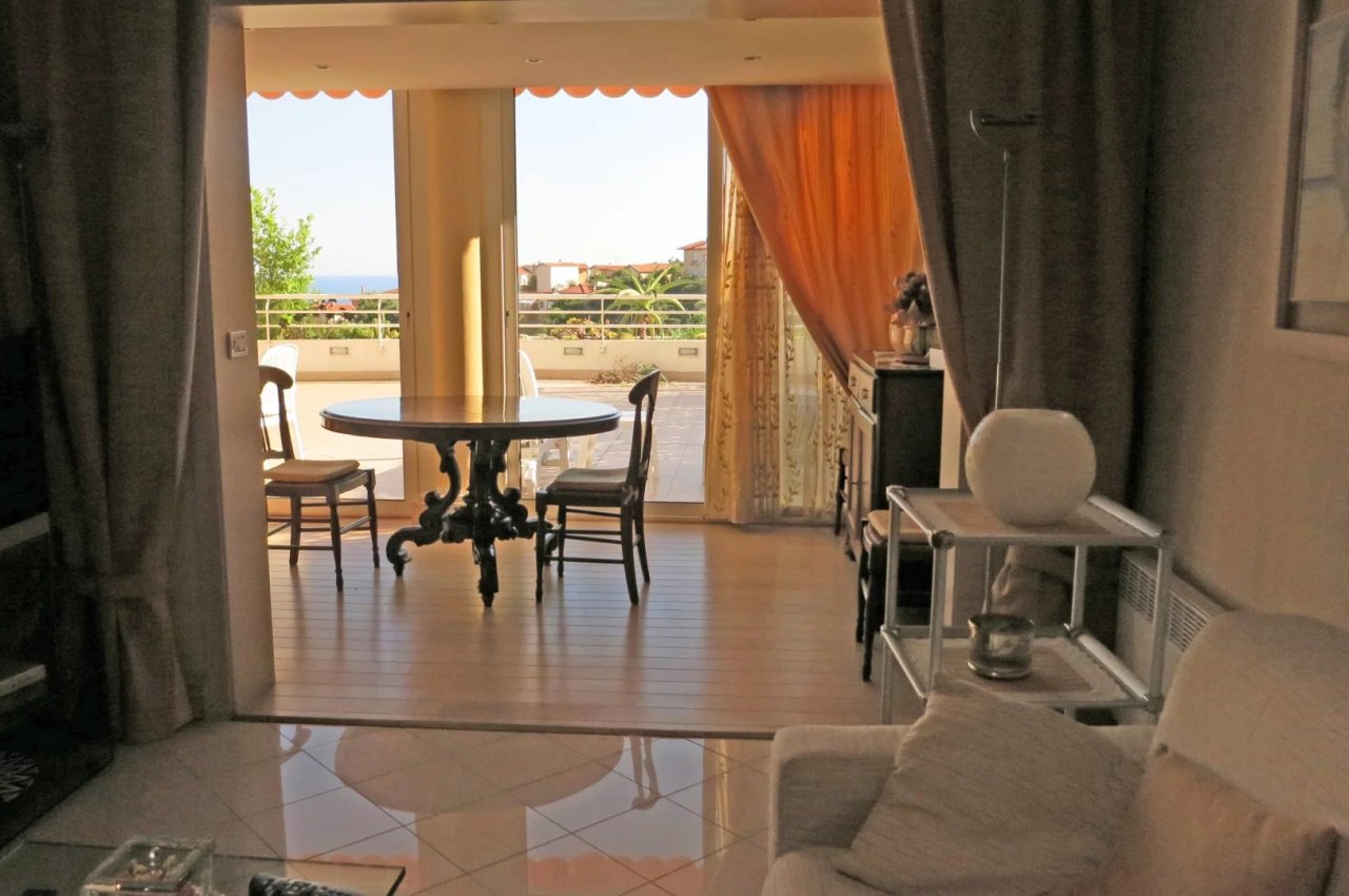 Trilocale in Vendita a  Splendido trilocale con piscina