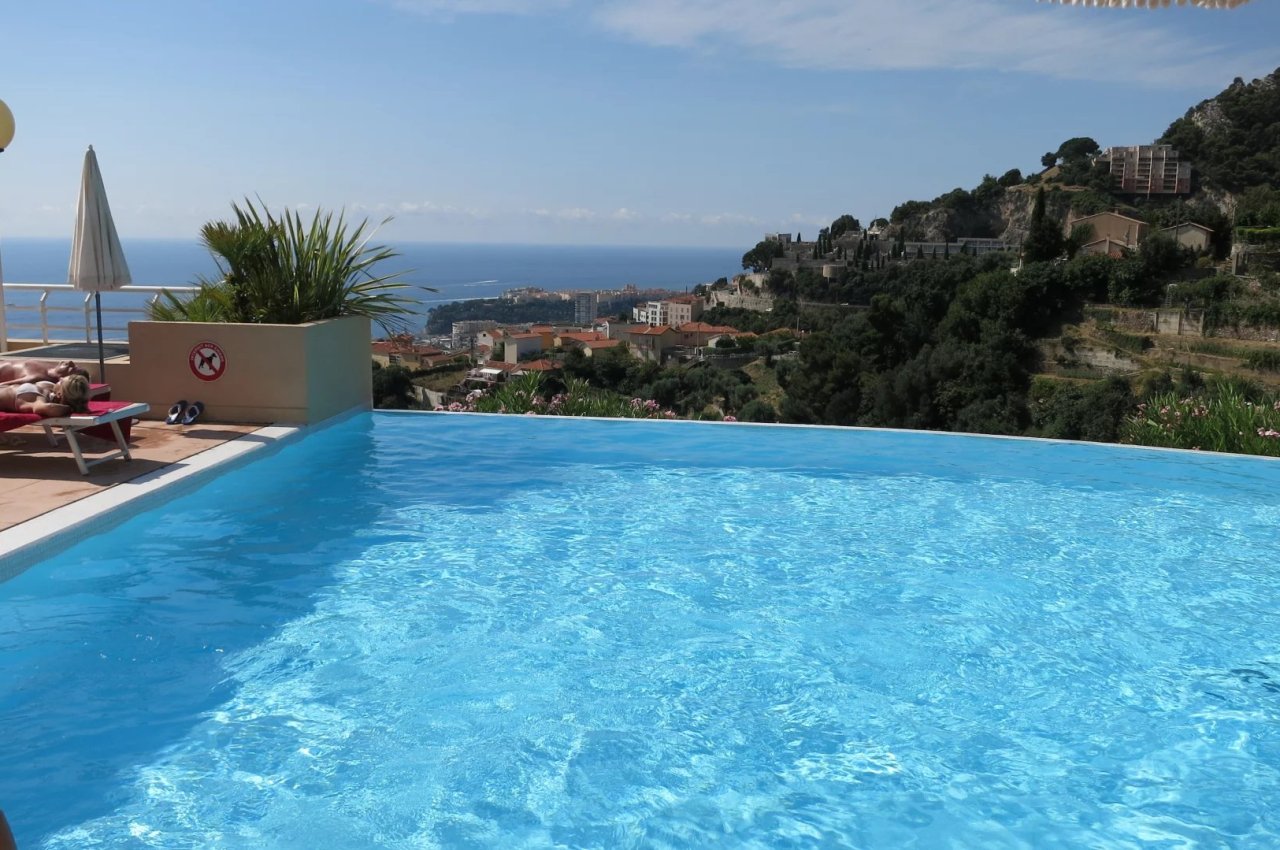 Trilocale in Vendita a  Splendido trilocale con piscina