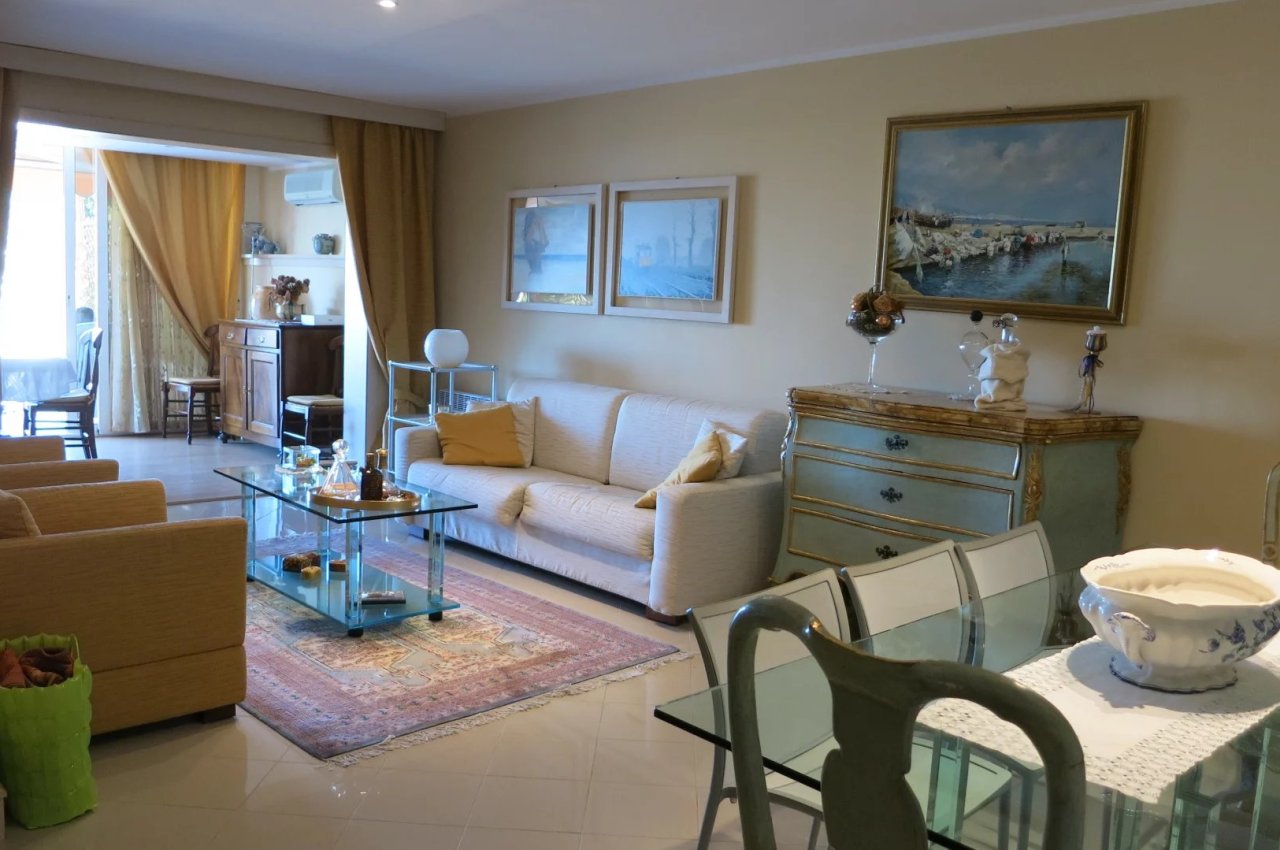 Trilocale in Vendita a  Splendido trilocale con piscina