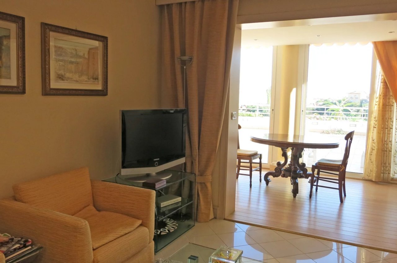 Trilocale in Vendita a  Splendido trilocale con piscina