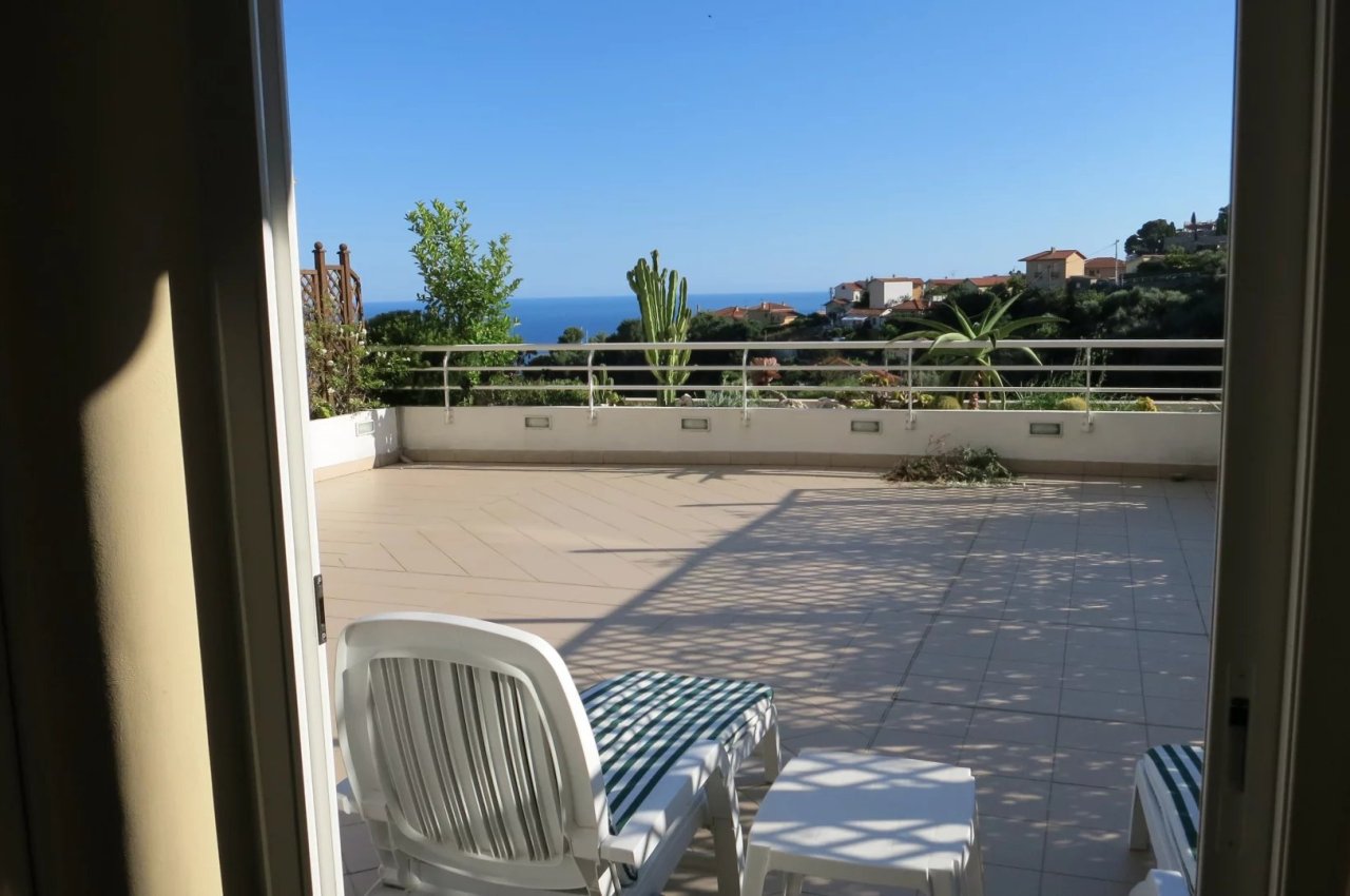 Trilocale in Vendita a  Splendido trilocale con piscina