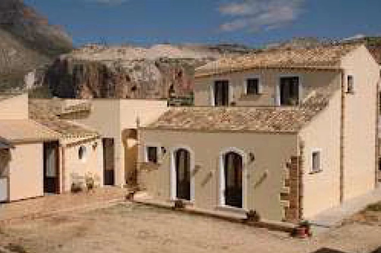 Multilocale in Vendita a Custonaci Trapani - Struttura ricettiva Cala Buguto