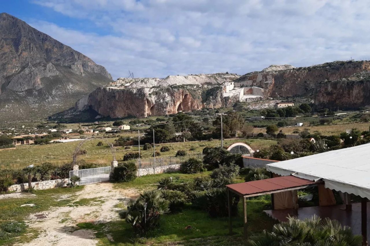 Multilocale in Vendita a Custonaci Trapani - Struttura ricettiva Cala Buguto