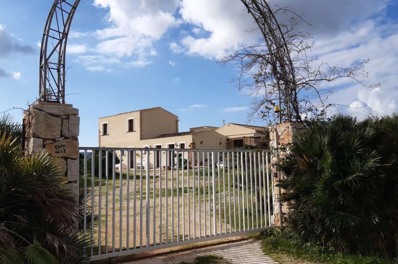 Multilocale in Vendita a Custonaci Trapani - Struttura ricettiva Cala Buguto