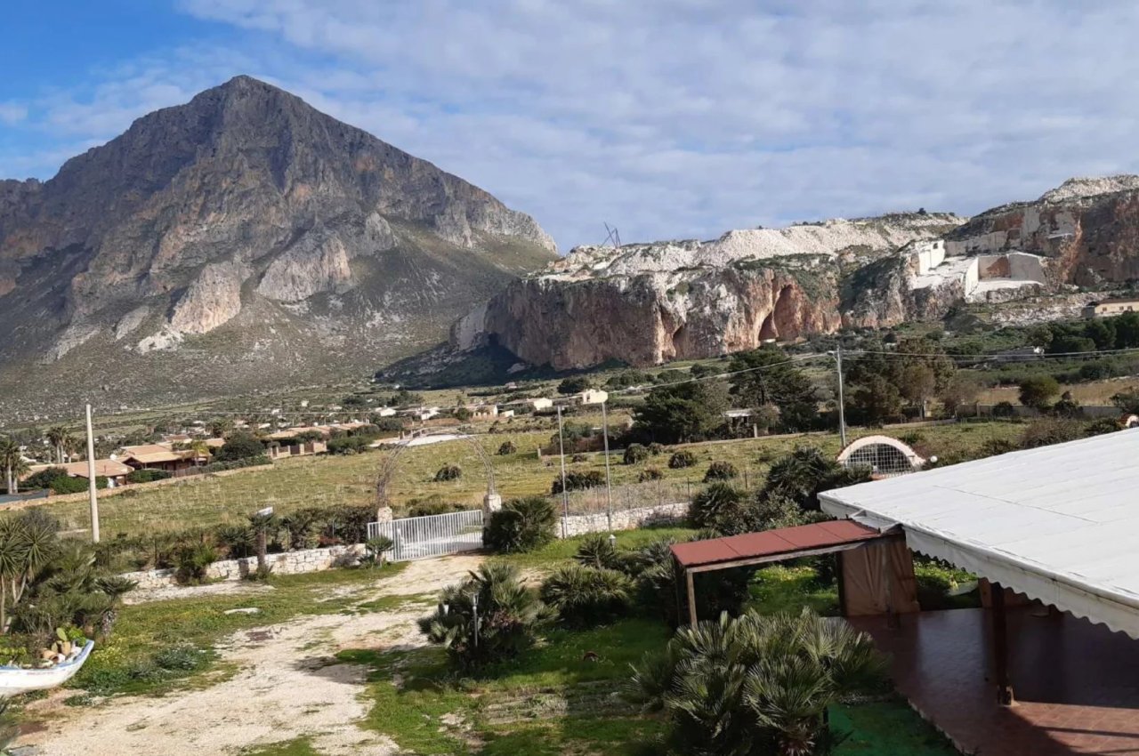 Multilocale in Vendita a Custonaci Trapani - Struttura ricettiva Cala Buguto