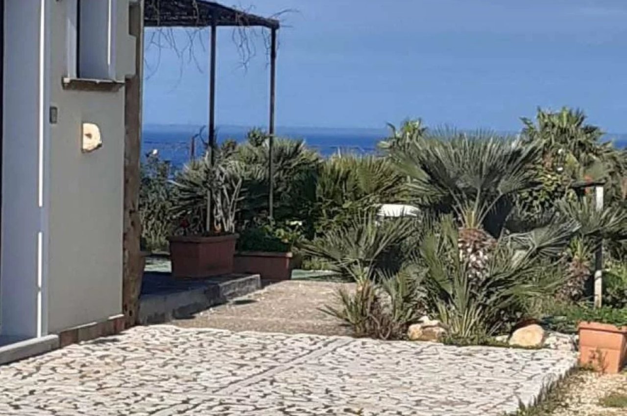 Multilocale in Vendita a Custonaci Trapani - Struttura ricettiva Cala Buguto
